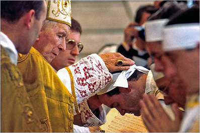 http://www.unavox.it/NuoveImmagini/FSSPX/Mons-Lefebvre_20-anni/Mons_Lefebvre_Ordina_14x10x72.jpg