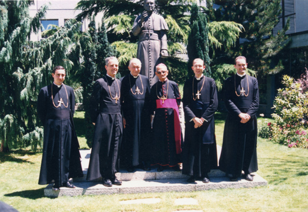 http://www.unavox.it/NuoveImmagini/FSSPX/Mons-Lefebvre_20-anni/Nuovi_vescovi_Econe_1988_8x6x200.jpg