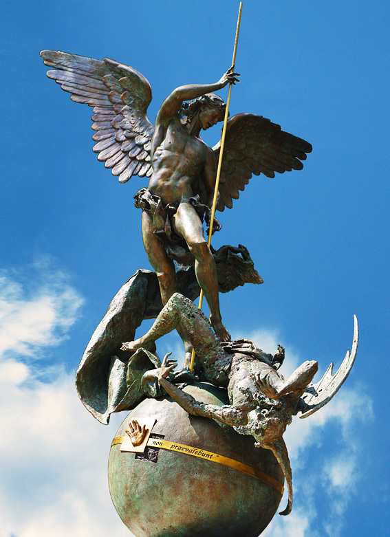 Nuova statua di San Michele Arcangelo nei giardini vaticani - di Belvecchio